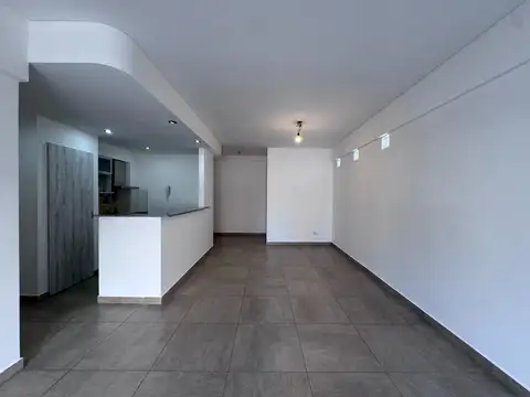 2 AMBIENTES CON COCHERA CUBIERTA Y BALCÓN CON PARRILLA.