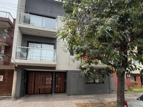 DEPTO DE 2 AMB CON COCHERA