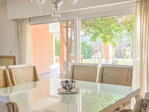 Casa 5 ambientes con 4 baños