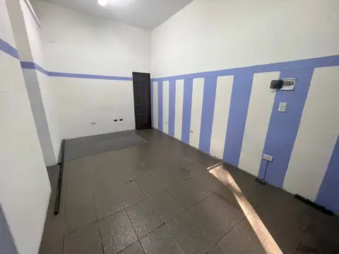 Alquiler local sobre avenida en zona comercial - Parque Avellaneda