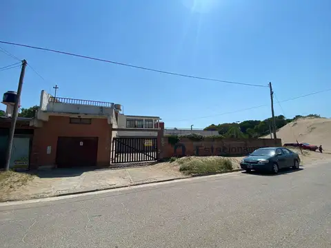 GRAN TERRENO CON COCHERAS A MTS DEL MAR + DEPTO EN PLANTA AL