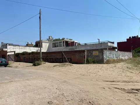 GRAN TERRENO CON COCHERAS A MTS DEL MAR + DEPTO EN PLANTA AL