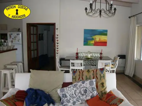 Casa 4 ambientes con 2 baños