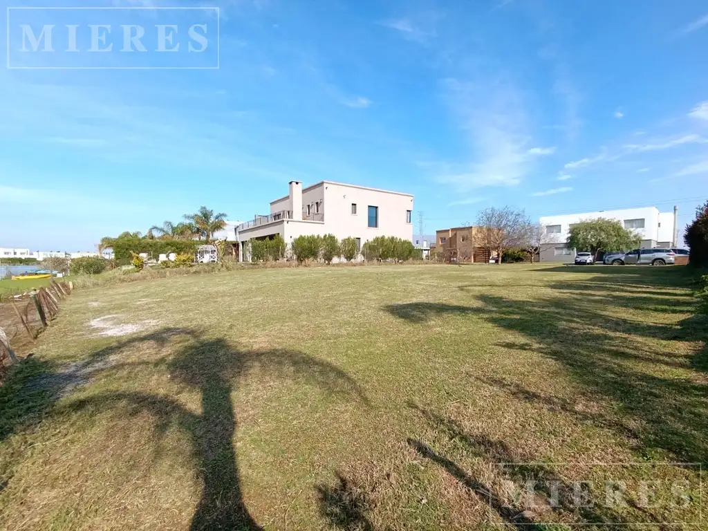 Terreno - 831  m² Total