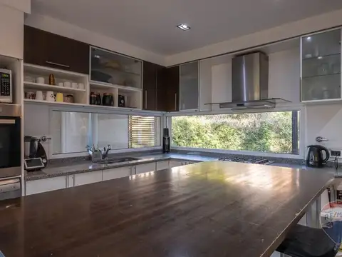 Casa en Venta con 3 cocheras