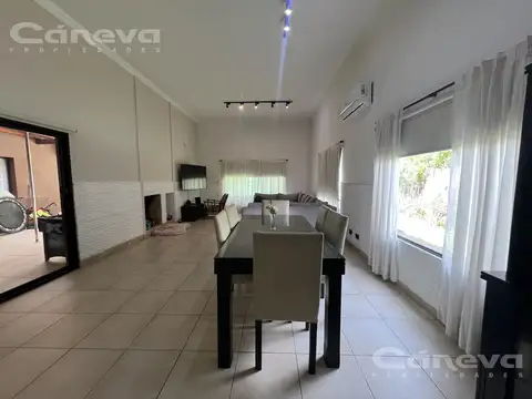 Casa 4 ambientes con 2 baños