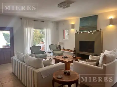 Casa en Alquiler con 3 cocheras