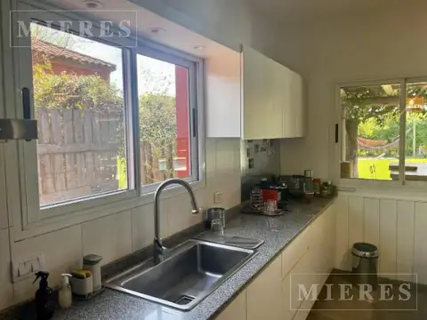 Casa 6 ambientes con 2 baños