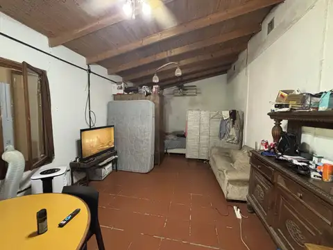 Amplio lote con monoambiente al fondo