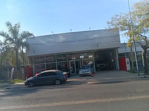 Salón comercial sobre Avenida principal