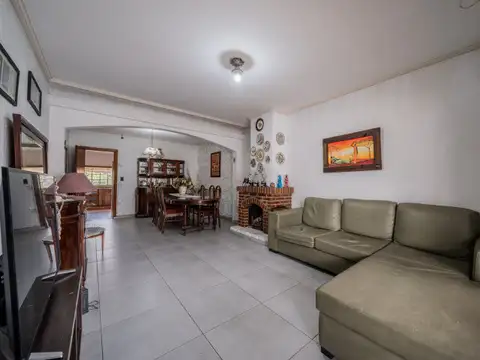 Casa 5 ambientes con 2 baños