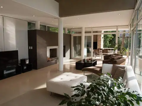 Casa en Venta con 3 cocheras