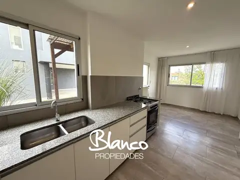 Casa en Alquiler con 2 cocheras