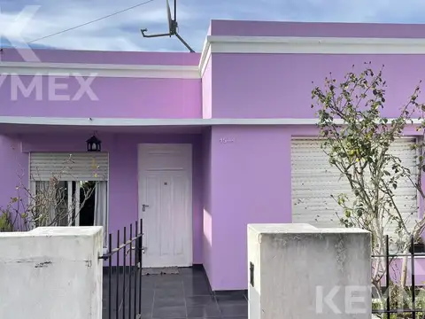 Casa en Venta, Los Hornos, La Plata, 2 dormitorios, cochera 2 autos, jardín y parque.