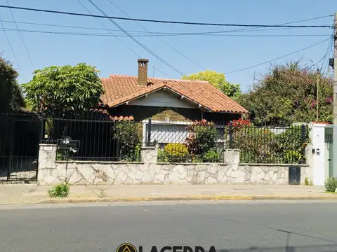 Casa Multifamiliar con 2 Viviendas Independizables y Amplio Jardín