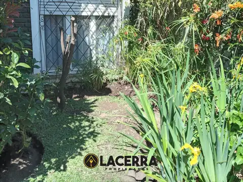 Casa Multifamiliar con 2 Viviendas Independizables y Amplio Jardín