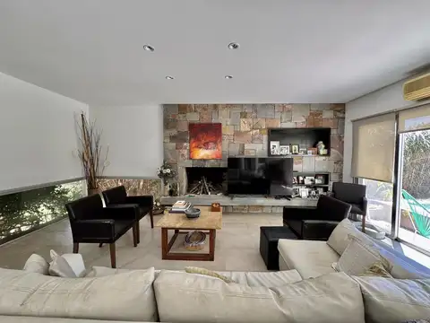 Casa en venta de 4 dormitorios   playroom y jardin con pileta en Barrancas de San Jose