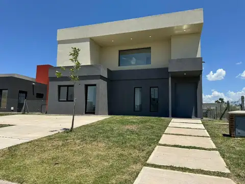 VENTA CASA 2 PLANTAS 5AMB A ESTRENAR PILAR DEL ESTE