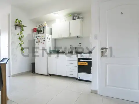 Departamento monoambiente al frente con balcón y terraza privada en venta La Plata