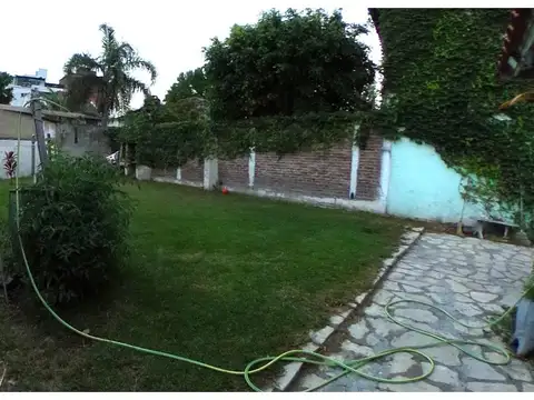 OPORTUNIDAD!CHALET CASTELAR CTRO337m2, 2 PTAS 240M2 LOTE 40 X8,66,7 AMB+GARAGE+JARDIN *APTA EMPREND 