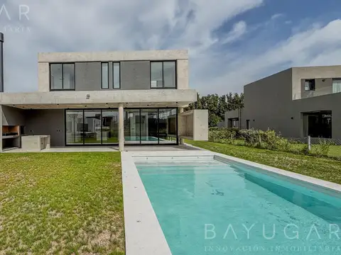 Casa en Venta con 2 cocheras