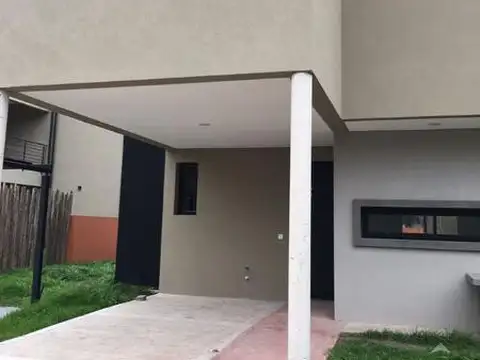 Venta de duplex con jardin en Espacio las cavas, Canning