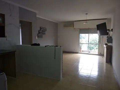 Charlone 600, Piso 2