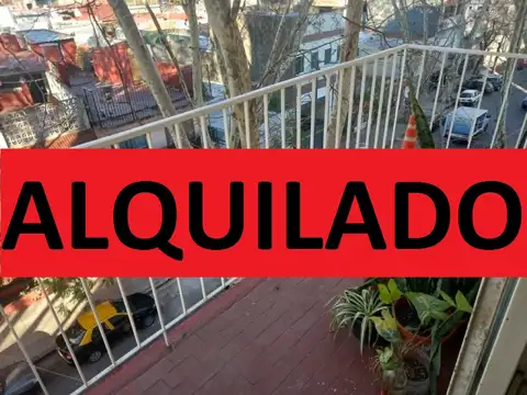 2 Ambientes al frente con balcon al este