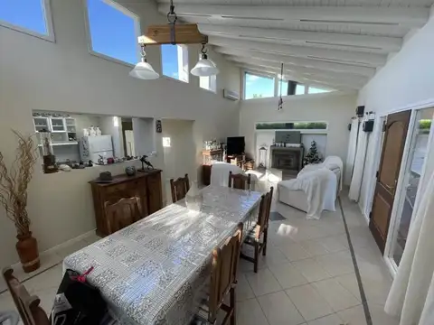 Venta de vivienda en excelente estado , ubicada en barrio Golf Chascomus Country Club