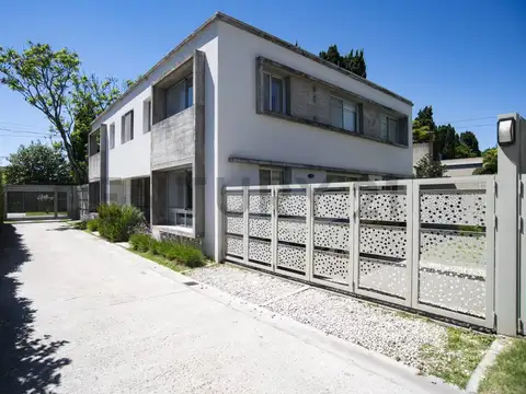 Casa en venta en Gonnet en complejo cerrado de dos dormitorios