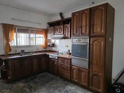 ALQUILER- Casa 4 ambientes, excelente conectividad, Beccar