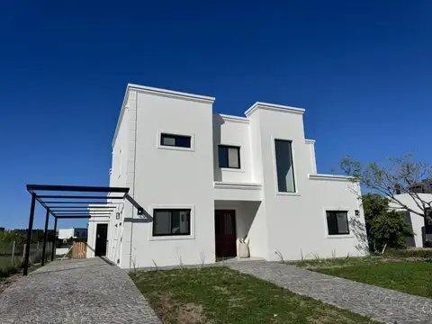 Venta de casa en dos plantas con pileta a la laguna - San Matias area 1