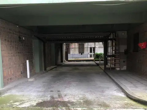 Alquilo Cochera en Balvanera. Planta Baja, Portón Automático. Gastos incluidos.