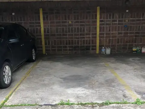 Alquilo Cochera en Balvanera. Planta Baja, Portón Automático. Gastos incluidos.