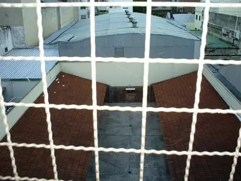 Alquilo Cochera en Balvanera. Planta Baja, Portón Automático. Gastos incluidos. 