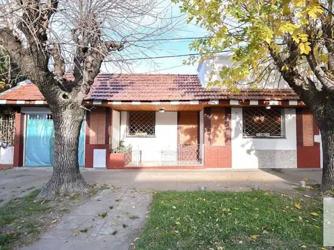 Casa en venta - 3 Dormitorios 2 Baños - Cocheras - 200Mts2 - Los Hornos 