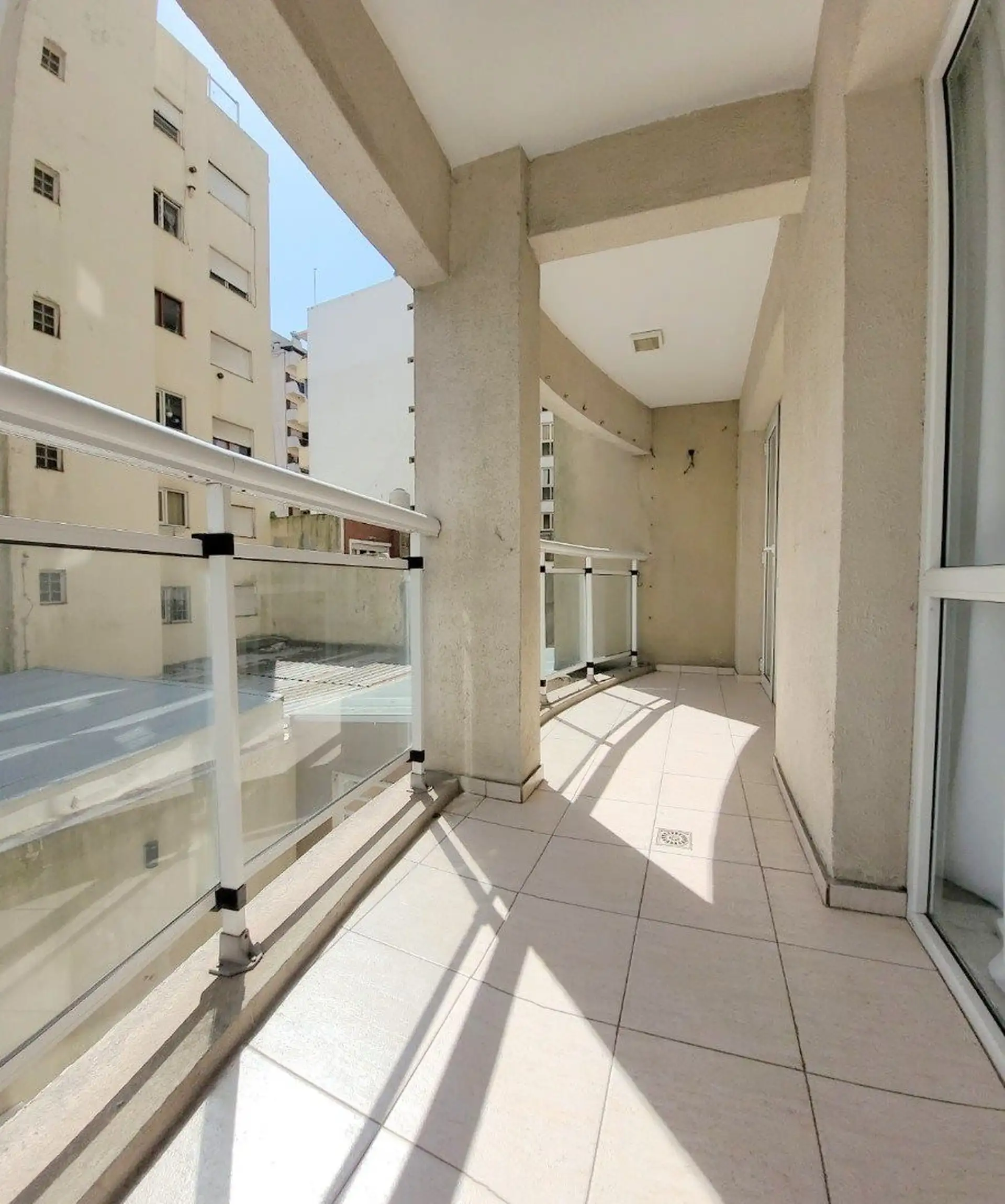 Departamento 2 amb. con balcón y cochera - 3 de Febrero y San Luis