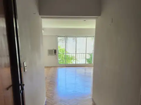 Pleno Corazón de Recoleta. Hermoso contrafrente con buena vista, lleno de luz, 3 dormitorios, 1 baño y 1 toilette