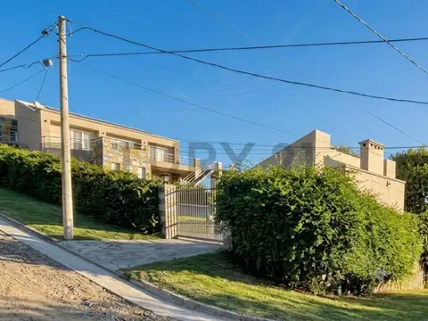 Con USD 240.000 esta exclusiva casa en venta en Río Ceballos, con diseño, amplit
