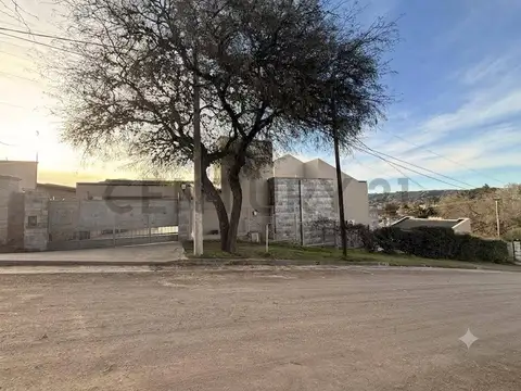 Francisco Loza Bravo esquina Nicanor Ceballos. 100