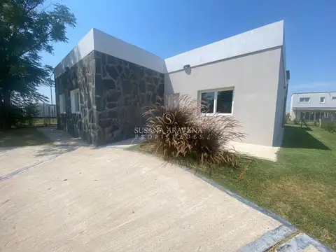 Casa en Alquiler, en Barrio Santa Lucia, Pilar del Este 100