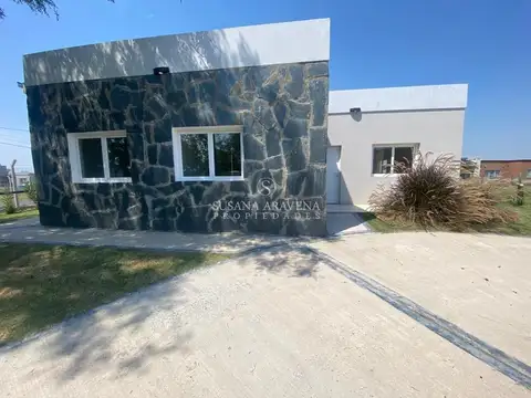 Casa en Alquiler con 2 cocheras