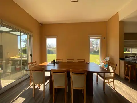 Casa 4 ambientes con 3 baños