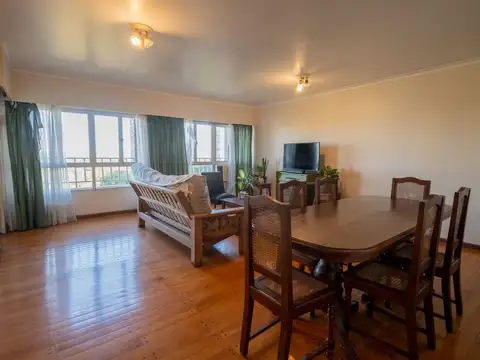 Semipiso clásico en barrio Sur de 130 m2 y cochera