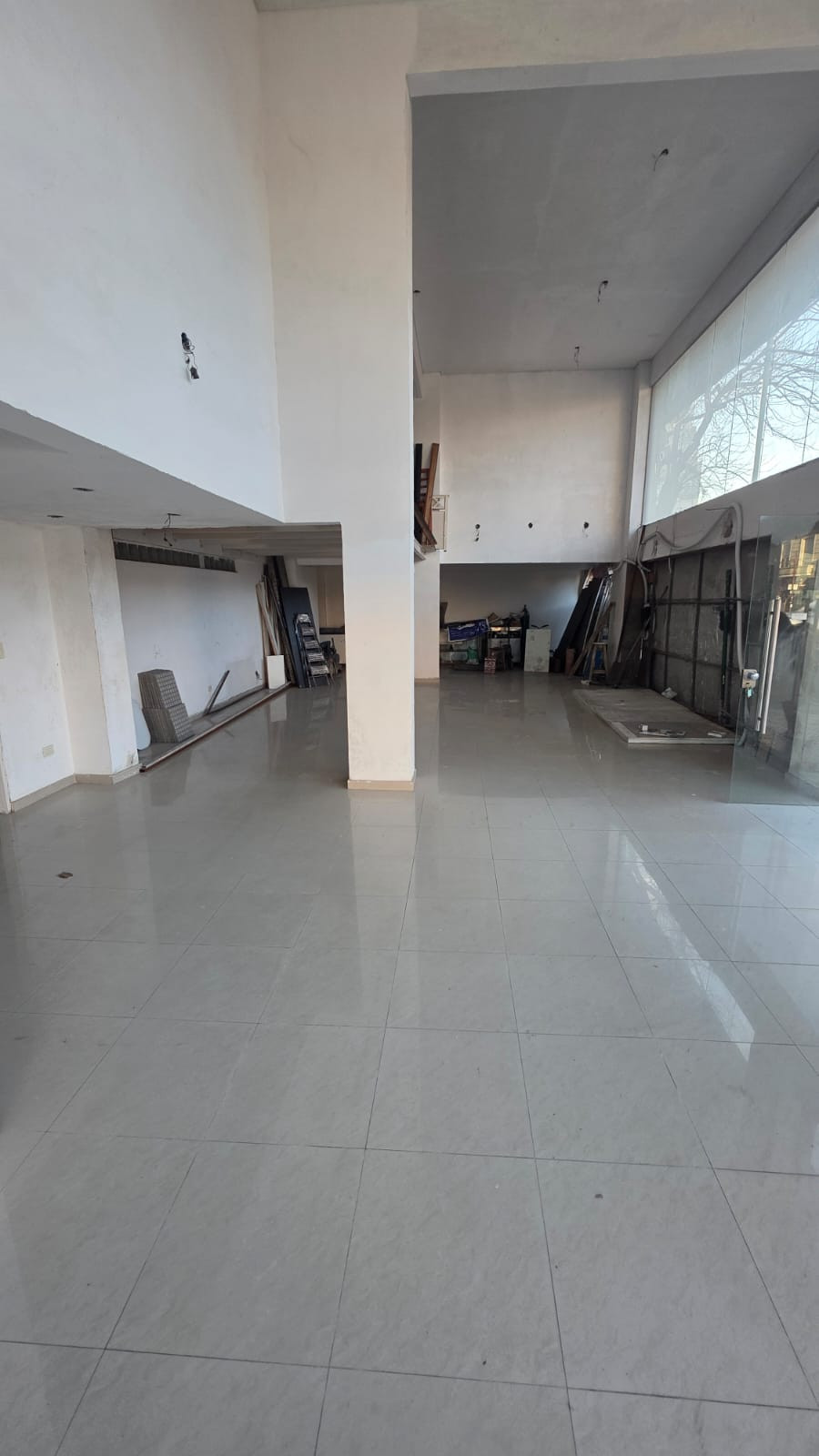 EXCELENTE LOCAL EN ESQUINA, PLANTA BAJA, TODO VIDRIO