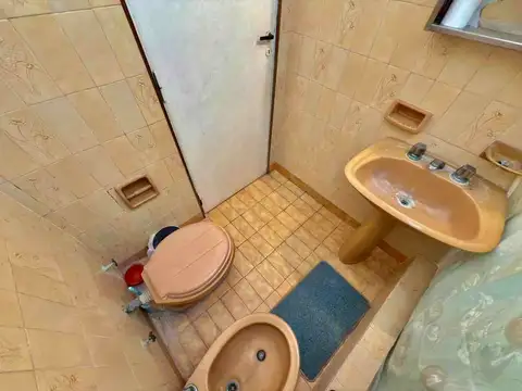 VENTA CASA 3 AMB PATIO Y COCHERA BERAZATEGUI