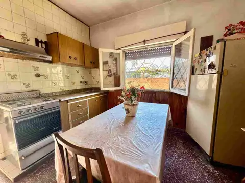 VENTA CASA 3 AMB PATIO Y COCHERA BERAZATEGUI