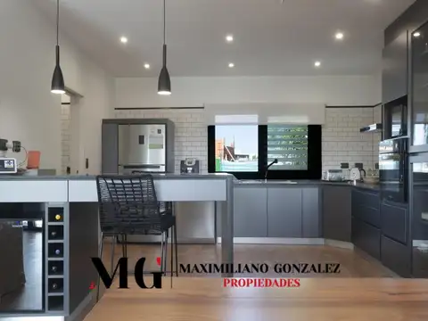 Casa en Alquiler con 2 cocheras