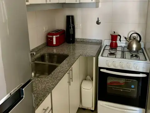 Amplio Monoambiente con Balcón, sin muebles, Excelente Ubicación Sum Parrilla