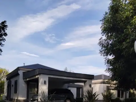 Residencia de Categoria en Barrio Los Puentes